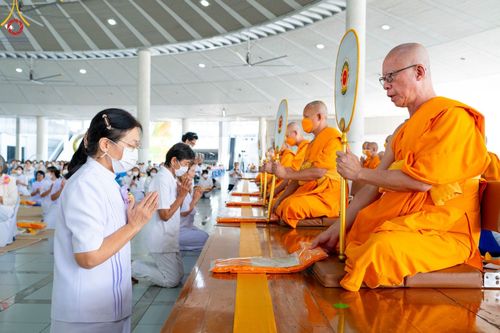 ภาพ No.102217:พิธีบุพเปตพลี ครั้งที่ 144 อุทิศบุญแด่หมู่ญาติที่ล่วงลับไปแล้ว และสืบทอดอายุพระพุทธศาสนา วันอังคารที่ 12 ธันวาคม พ.ศ. 2566 (วันพระแรม 15 ค่ำ เดือน 12) ณ หอฉันคุณยายอาจารย์ฯ วัดพระธรรมกาย