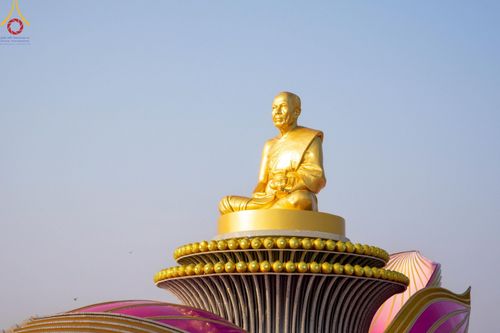 ภาพ No.201015:พิธีตักบาตรพระธรรมยาตรา ณ อนุสรณ์สถานลำดับที่ 5 สถานที่เผยแผ่วิชชาธรรมกายครั้งแรก อนุสรณ์สถานบางปลา วัดบางปลา อำเภอบางเลน จังหวัดนครปฐม ในโครงการธรรมยาตรา กตัญญูบูชา มหาปูชนียาจารย์ พระมงคลเทพมุนี(สด จนฺทสโร) พระผู้ปราบมาร อนุสรณ์สถาน 7 แห่ง ปีที่ 13