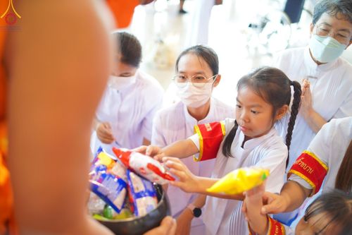 ภาพ No.123007:พิธีตักบาตร และพิธีบูชาข้าวพระ ในวันอาทิตย์ต้นเดือนที่ 4 กุมภาพันธ์ พ.ศ. 2567 ณ วัดพระธรรมกาย จ.ปทุมธานี