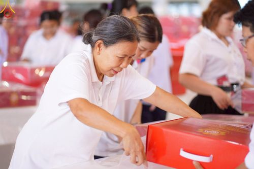 ภาพ No.214322:วันที่ 29 มีนาคม พ.ศ.2568 กิจกรรมใส่ถุงซิปกล่องไทยธรรม เพื่อรักษาความประณีตของกล่องไทยธรรม ในทุกสภาพอากาศ ณ บ้านแก้วเรือนทองคุณยาย วัดพระธรรมกาย