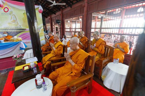 ภาพ No.202146:พิธีเจริญพระพุทธมนต์ ปฏิบัติธรรม มอบทุนการศึกษา ถวายสังฆทาน 108 วัด เพื่อถวายเป็นพุทธบูชา และขับเคลื่อนโครงการหมู่บ้านรักษาศีล 5 โดยคณะสงฆ์จังหวัดนครปฐม คณะศิษยานุศิษย์วัดพระธรรมกาย โครงการธรรมยาตรา ปีที่ 13 ณ วัดบางปลา อำเภอบางเลน จังหวัดนครปฐม