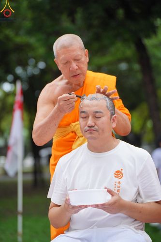 ภาพ No.143868:พิธีตัดปอยผม โครงการอุปสมบทหมู่ พระธรรมทายาทนานาชาติ (ภาษาจีน) รุ่นที่ 19 วันอาทิตย์ที่ 7 กรกฎาคม พ.ศ. 2567 ณ สนามหญ้า หน้าบ้านแก้วอาสาสมัคร วัดพระธรรมกาย