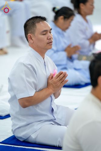 ภาพ No.160789:พิธีเจริญพระพุทธมนต์ และปิดแผ่นทองรูปเหมือน พระเดชพระคุณพระมงคลเทพมุนี (สด จนฺทสโร) พระผู้ปราบมาร จำนวน 3 องค์ วันเสาร์ที่ 5 ตุลาคม พ.ศ. 2567 ณ อาคารปลูกศรัทธา 2 (ชานชลาเดิม) วัดพระธรรมกาย อ.คลองหลวง จ.ปทุมธานี