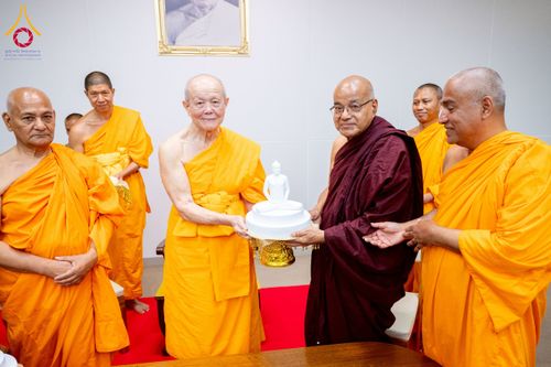 ภาพ No.222701:วันที่ 23 เมษายน พ.ศ. 2568 หลวงพ่อทัตตชีโวต้อนรับคณะสงฆ์เนปาล ณ อาคาร 100 ปี คุณยายมหารัตนอุบาสิกาจันทร์ ขนนกยูง วัดพระธรรมกาย