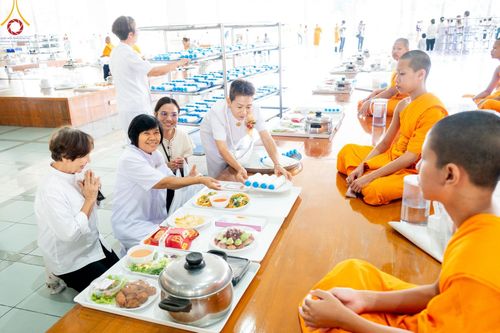 ภาพ No.184777:พิธีถวายภัตตาหารเมนูสวรรค์ "เพื่อการบรรลุธรรม" เนื่องในวาระอายุวัฒนมงคล 84 ปี หลวงพ่อทัตตชีโว วันเสาร์ที่ 21 ธันวาคม พ.ศ. 2567 ณ หอฉันคุณยายอาจารย์ฯ วัดพระธรรมกาย