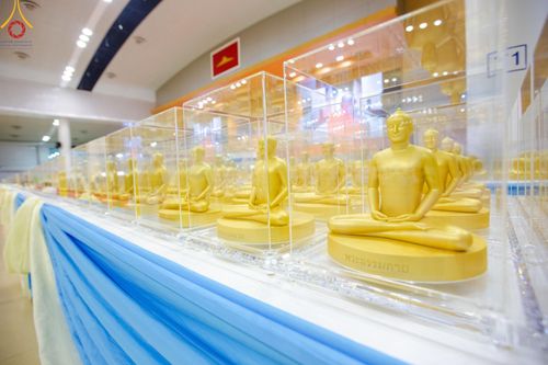 ภาพ No.159465:สัมมนาพิเศษและพิธีมอบองค์พระธรรมกาย 2,000 องค์ ณ ห้องแก้วสารพัดนึก 1 วัดพระธรรมกาย วันอาทิตย์ต้นเดือนที่ 6 ตุลาคม พ.ศ. 2567