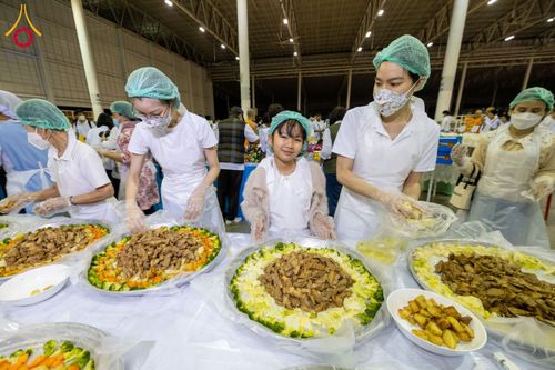 ภาพ No.203661:พิธีถวายภัตตาหารเป็นสังฆทาน แด่พระธรรมยาตรา ณ วัดพระธรรมกาย ตำบลคลองสาม อำเภอคลองหลวง จังหวัดปทุมธานี ในโครงการธรรมยาตรา กตัญญูบูชา มหาปูชนียาจารย์ พระมงคลเทพมุนี(สด จนฺทสโร) พระผู้ปราบมาร อนุสรณ์สถาน 7 แห่ง ปีที่ 13 วันที่ 30 มกราคม พ.ศ. 2568