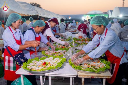 ภาพ No.191762:พิธีถวายภัตตาหารเป็นสังฆทาน แด่พระธรรมยาตรา ณ อนุสรณ์สถานคลองบางนางแท่น อ.สามพราน จ.นครปฐม ในโครงการธรรมยาตรา กตัญญูบูชา มหาปูชนียาจารย์ พระมงคลเทพมุนี(สด จนฺทสโร) พระผู้ปราบมาร อนุสรณ์สถาน 7 แห่ง ปีที่ 13 วันที่ 9 มกราคม พ.ศ. 2568