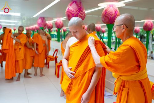 ภาพ No.244773:วันเสาร์ที่ 6 กันยายน พ.ศ. 2568 พิธีถวายบาตร บรรพชา อุปสมบทของนาคธรรมทายาท โครงการอุปสมบทหมู่บูชาธรรมครบรอบ 108 ปี  วันครูผู้ค้นพบวิชชาธรรมกาย ณ โบสถ์พระไตรปิฎก วัดพระธรรมกาย