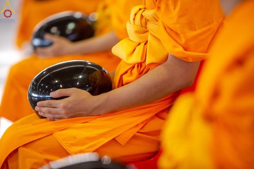 ภาพ No.136552:พิธีตักบาตร พิธีบูชาข้าวพระ ในวันอาทิตย์ต้นเดือนที่ 5 พฤษภาคม พ.ศ. 2567 ณ วัดพระธรรมกาย จ.ปทุมธานี