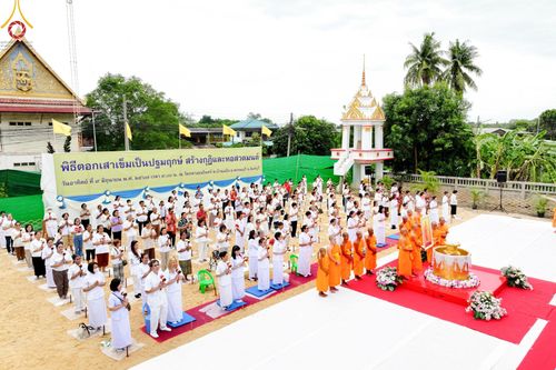 ภาพ No.140436:พิธีตอกเสาเข็มเป็นปฐมฤกษ์ เพื่อสร้างกุฎิและหอสวดมนต์ และพิธีทอดผ้าป่าบำรุงวัด ณ วัดกลางธนรินทร์ ต.บ้านแป้ง อ.พรหมบุรี จ.สิงห์บุรี วันอาทิตย์ที่ 9 มิถุนายน พ.ศ.2567
