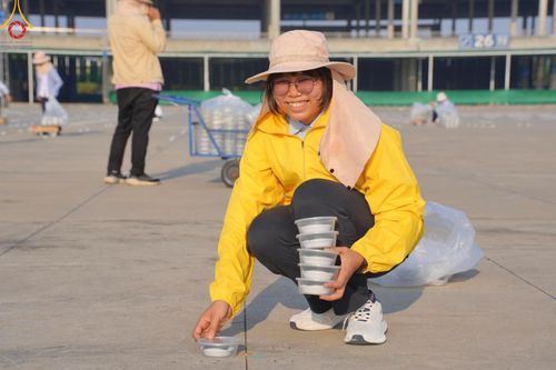 ภาพ No.59628:V.39 ทุ่มสุดใจ ธรรมชัย 80 ปี การเตรียมงาน การปฏิบัติงาน ของเจ้าหน้าที่หน่วยงานต่างๆ เพื่อพิธีฉลองอายุวัฒนมงคล 80 ปี หลวงพ่อธัมมชโย และรับถวายมหาสังฆทาน 10,000 กว่าวัดทั่วประเทศ ในวันคุ้มครองโลก จันทร์ที่ 22 เมษายน พ.ศ. 2567