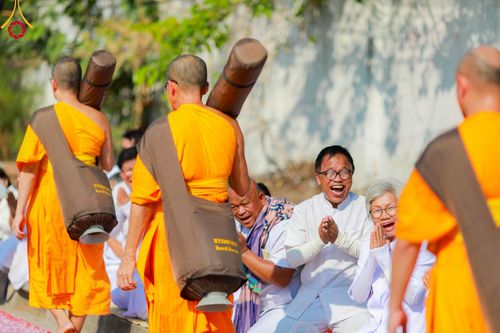ภาพ No.107849:พิธีต้อนรับพระธรรมยาตรา ในโครงการธรรมยาตรากตัญญูบูชา มหาปูชนียาจารย์ พระมงคลเทพมุนี(สด จนฺทสโร) พระผู้ปราบมาร อนุสรณ์สถาน 7 แห่ง ปีที่ 12 วันที่ 7 มกราคม พ.ศ. 2567 ณ อนุสรณ์สถานคลองบางนางแท่น  อ.สามพราน จ.นครปฐม