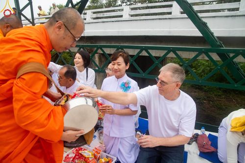 ภาพ No.102006:พิธีตักบาตรพระ 111 รูป ณ สะพานประวัติศาสตร์  อ.ปาย จ.แม่ฮ่องสอน วันอาทิตย์ที่ 10 ธันวาคม พ.ศ. 2566