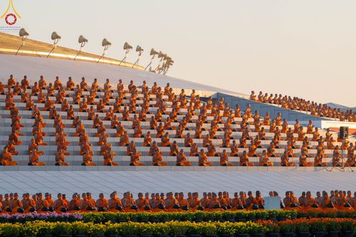 ภาพ No.105233:พิธีตักบาตรฉลองพระบวชใหม่ รุ่นบูชาธรรมมหาปูชนียาจารย์ และต้อนรับศักราชใหม่ วันจันทร์ที่ 1 มกราคม พ.ศ. 2567 ณ ลานธรรมพระมหาธรรมกายเจดีย์ วัดพระธรรมกาย