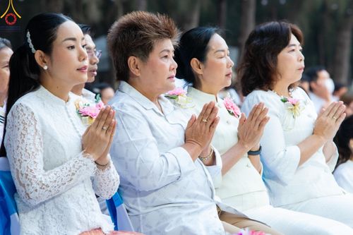 ภาพ No.190209:พิธีตักบาตรพระธรรมยาตรา ณ อนุสรณ์สถานลำดับที่ 1 สถานที่เกิดด้วยรูปกายเนื้อ อนุสรณ์สถานมหาวิหารพระมงคลเทพมุนี (โลตัสแลนด์) อ.สองพี่น้อง จ.สุพรรณบุรี ในโครงการธรรมยาตรา กตัญญูบูชา มหาปูชนียาจารย์ พระมงคลเทพมุนี(สด จนฺทสโร) พระผู้ปราบมาร อนุสรณ์สถาน 7 แห่ง 