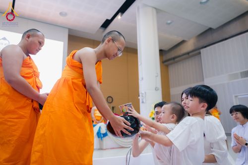 ภาพ No.60764:พิธีตักบาตรพระภิกษุสามเณร ธรรมทายาทระดับอุดมศึกษา วันเสาร์ที่ 20 เมษายน พ.ศ. 2567 ณ ห้องปฎิบัติธรรม ชั้นลอย มหารัตนวิหารคด 13 วัดพระธรรมกาย จ.ปทุมธานี