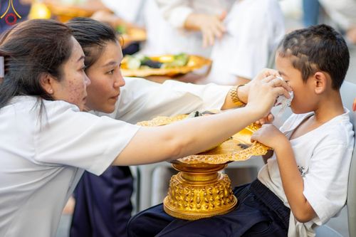 ภาพ No.132888:พิธีตัดปอยผม โครงการหน่อแก้วเปรียญธรรม รุ่นที่ 12 ณ ค่ายจองแชมป์ หมู่กฏิสามเณรเปรียญธรรม วัดพระธรรมกาย วันอาทิตย์ที่ 31 มีนาคม พ.ศ. 2567