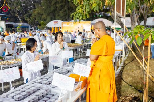ภาพ No.110993:พิธีถวายภัตตาหารเป็นสังฆทาน แด่คณะพระธรรมยาตราฯ ในโครงการธรรมยาตรา กตัญญูบูชา มหาปูชนียาจารย์ พระมงคลเทพมุนี(สด จนฺทสโร) พระผู้ปราบมาร อนุสรณ์สถาน 7 แห่ง ปีที่ 12 วันที่ 13 มกราคม พ.ศ. 2567 ณ อนุสรณ์สถานมหาวิหารพระมงคลเทพมุนี  (โลตัสแลนด์) อ.สองพี่น้อง จ