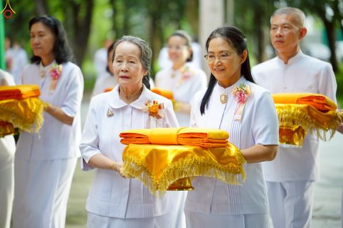 ภาพ No.227350:วันเสาร์ที่ 31 พฤษภาคม พ.ศ. 2568 พิธีเวียนประทักษิณรอบพระอุโบสถ ในพิธีอุปสมบท สามเณรเตรียม DCI รุ่นที่ 22 ณ อุโบสถพระไตรปิฎก วัดพระธรรมกาย