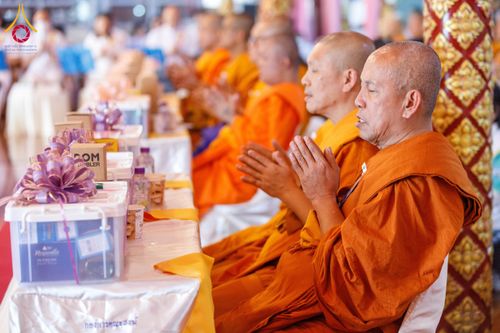 ภาพ No.197343:พิธีเจริญพระพุทธมนต์ ปฏิบัติธรรม มอบทุนการศึกษา ถวายสังฆทาน 108 วัด เพื่อถวายเป็นพุทธบูชา และขับเคลื่อนโครงการหมู่บ้านรักษาศีล 5 โดยคณะสงฆ์จังหวัดนนทบุรี คณะศิษยานุศิษย์วัดพระธรรมกาย โครงการธรรมยาตรา ปีที่ 13 ณ วัดตะเคียน อ.บางกรวย จ.นนทบุรี