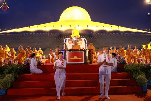 ภาพ No.160571:พิธีจุดประทีป 20,000 ดวง บูชาพระมหาธรรมกายเจดีย์ และบูชาพระมงคลเทพมุนี (สด จนฺทสโร) พระผู้ปราบมาร ณ ลานธรรม พระมหาธรรมกายเจดีย์ วัดพระธรรมกาย จ.ปทุมธานี วันที่ 10 ตุลาคม พ.ศ. 2567