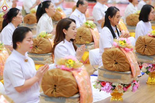 ภาพ No.180802:พิธีถวายภัตตาหารเมนูสวรรค์ และพิธีถวายอุปกรณ์กันหนาว แด่คณะพระภิกษุสามเณรวัดพระธรรมกาย วันอาทิตย์ที่ 8 ธันวาคม พ.ศ.2567 ณ สภาธรรมกายสากล วัดพระธรรมกาย