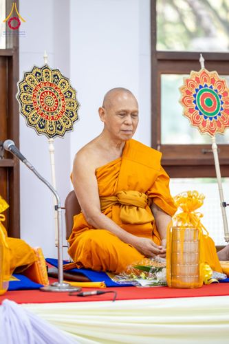 ภาพ No.179585:พิธีเจริญพระพุทธมนต์ พิธีทำบุญตักบาตรถวายพระราชกุศล และพิธีวางพานพุ่มดอกไม้ถวายราชสักการะ  แด่พระบาทสมเด็จพระบรมชนกาธิเบศร มหาภูมิพลอดุลยเดชมหาราช บรมนาถบพิตร เนื่องในวันคล้ายวันพระบรมราชสมภพ วันชาติ และวันพ่อแห่งชาติ วันพฤหัสบดีที่ 5 ธันวาคม พ.ศ. 2567 ณ