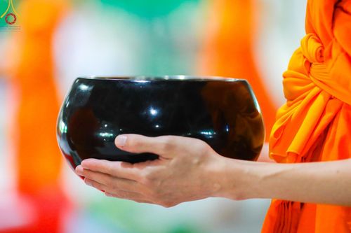 ภาพ No.145720:พิธีตักบาตรฉลองพระใหม่ รุ่นเข้าพรรษา ณ วิหารคด วัดพระธรรมกาย วันเสาร์ที่ 20 กรกฎาคม พ.ศ. 2567