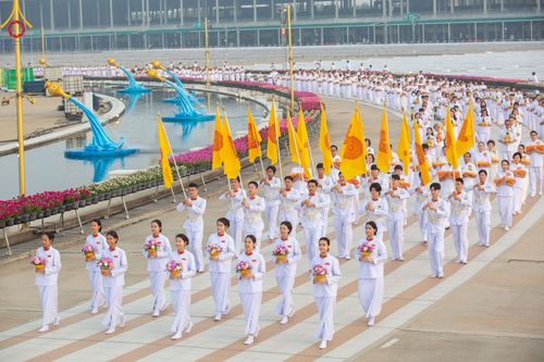 ภาพ No.216939:วันเสาร์ที่ 12 เมษายน พ.ศ. 2568 พิธีเวียนประทักษิณรอบพระมหาธรรมกายเจดีย์  พิธีวันทาเจดีย์ พิธีขอขมาและมอบผ้าไตร ในโครงการอุปสมบทหมู่ บูชาธรรมหลวงพ่อธัมมชโย, โครงการธรรมทายาท ระดับอุดมศึกษา รุ่นที่ 52 ,  โครงการบวชพระนานาชาติ AEC & WAB CEO รุ่นที่ 4 , ณ ว