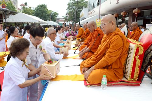 ภาพ No.236917:วันอาทิตย์ที่ 10 สิงหาคม พ.ศ. 2568 มหาสังฆทานครั้งยิ่งใหญ่ ตักบาตรพระ 10,000 รูป ถ.นิพัทธ์อุทิศ 3 ใจกลางนครหาดใหญ่ จ.สงขลา