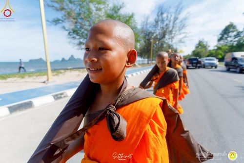 ภาพ No.222136:วันที่ 26-27 เมษายน พ.ศ. 2568 ศูนย์ปฏิบัติธรรมสวนผึ้ง ร่วมกับ ธุดงค์คสถานประจวบคีรีขันธ์ และวัดอ่าวน้อย  จัดกิจกรรมเดินธรรมยาตรา ตักบาตรข้าวสารอาหารแห้ง และจุดประทีปถวายเป็นพุทธบูชา ณ วัดอ่าวน้อย จ.ประจวบคีรีขันธ์