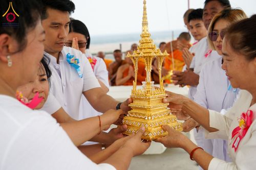 ภาพ No.131435:พิธีอัญเชิญพระบรมสารีริกธาตุ และองค์พระพุทธรัตนกายสิทธิ์ ติดตั้งองค์พระเจดีย์จตุรทิศ ถวายองค์พระเจดีย์ ลานธรรมและกำแพงแก้ว ถวายเป็นพุทธบูชา น้อมถวายบูชาธรรมหลวงพ่ออายุวัฒนมงคล ๘๐ พรรษา วันเสาร์ที่ ๑๖ มีนาคม พ.ศ. ๒๕๖๗ ณ วัดเขาพญาปราบ ต.ตะขบ อ.ปักธงชัย จ.น
