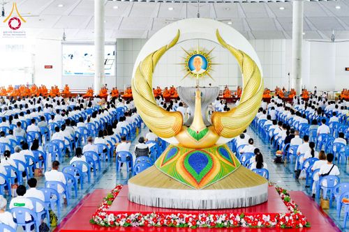 ภาพ No.198050:พิธีถวายภัตตาหารแด่พระภิกษุ สามเณร  บูชาธรรมคุณยายอาจารย์มหารัตนอุบาสิกาจันทร์ ขนนกยูง เนื่องในวาระวันคล้ายวันเกิดครบ 116 ปี วันอาทิตย์ที่ 19 มกราคม พ.ศ. 2568 ณ หอฉันคุณยายอาจารย์ฯ วัดพระธรรมกาย