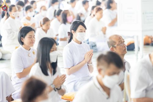 ภาพ No.122856:พิธีสวดพระพุทธมนต์ พิธีทอดผ้าบังสุกุล และพิธีถวายภัตตาหาร เป็นสังฆทานแด่พระภิกษุ สามเณร เนื่องในวันมหาปูชนียาจารย์ วันเสาร์ที่ 3 กุมภาพันธ์ พ.ศ. 2567 ณ หอฉันคุณยายอาจารย์ฯ วัดพระธรรมกาย