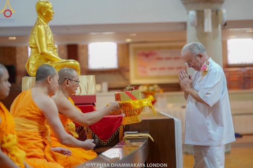 ภาพ No.161379:วัดพระธรรมกายลอนดอน สหราชอาณาจักร จัดงานบุญ น้อมถวายเป็นพุทธบูชา และบูชาธรรมเนื่องในวาระ 140 ปี วันคล้ายวันเกิดด้วยรูปกายเนื้อของ พระมงคลเทพมุนี (สด จนฺทสโร) พระผู้ปราบมาร ในวันที่ 10 ตุลาคม พ.ศ. 2567