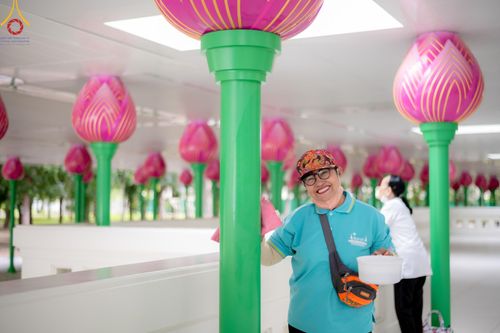 ภาพ No.145944:ชมรมจิตอาสาอนุรักษ์สิ่งแวดล้อม รับบุญทำความสะอาดบริเวณโบสถ์พระไตรปิฎก วัดพระธรรมกาย จ.ปทุมธานี วันที่ 25 กรกฎาคม พ.ศ. 2567