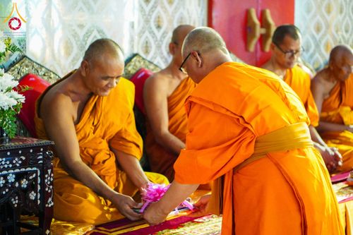 ภาพ No.146681:พิธีต้อนรับสัญญาบัตร พัดยศ ผ้าไตร ในโอกาสที่พระบาทสมเด็จพระเจ้าอยู่หัว ทรงพระกรุณาโปรดพระราชทานสัญญาบัตรตั้งสมณศักดิ์ พระวิมลศาสนวิเทศ (สำรวจ กมโล) เจ้าอาวาสวัดไทยนอร์เวย์ เป็นพระราชาคณะชั้นราช ในราชทินนามที่ “พระราชวชิรศาสนวิเทศ”