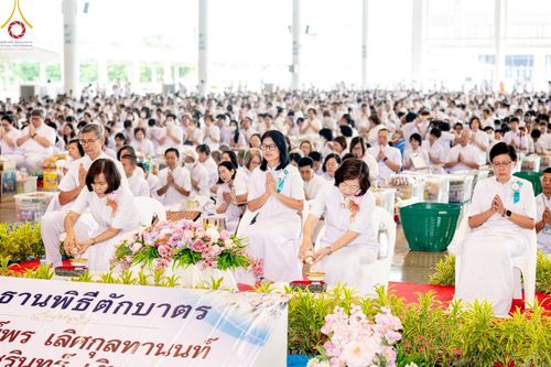 ภาพ No.143382:พิธีตักบาตร ข้าวสารอาหารแห้ง ณ บ้านแก้วเรือนทองคุณยายฯ และ พิธีบูชาข้าวพระ  ณ สภาธรรมกายสากล วัดพระธรรมกาย วันอาทิตย์ที่ 7 กรกฎาคม พ.ศ. 2567