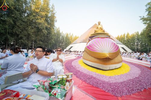 ภาพ No.107524:พิธีตักบาตรพระธรรมยาตราฯ ในโครงการธรรมยาตรากตัญญูบูชา มหาปูชนียาจารย์ พระมงคลเทพมุนี(สด จนฺทสโร) พระผู้ปราบมาร ปีที่ 12 ณ อนุสรณ์สถานมหาวิหารพระมงคลเทพมุนี อ.สองพี่น้อง จ.สุพรรณบุรี วันที่ 7 มกราคม พ.ศ. 2567