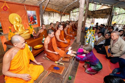 ภาพ No.174438:พิธีตักบาตรพระ,พิธีทอดผ้าป่า พิธีกลั่นแผ่นดินโปรยรัตนชาติ  สร้างพระอุโบสถและเจดีย์ วัดป่าสัมมาทิฏฐิและวัดสิริขันโท แขวงอัตตะปือ สปป. ลาว วันที่ 29 ตุลาคม พ.ศ. 2567