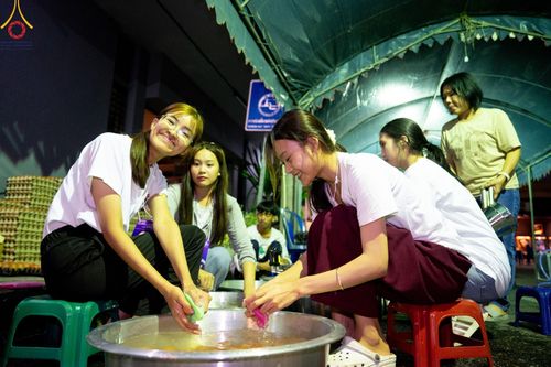 ภาพ No.151619:V.55 ทีมใหญ่ที่หาดใหญ่ เจ้าหน้าที่ทุกสถานะ หลายสัญชาติ ร่วมกันจัดงานตักบาตรที่หาดใหญ่ วันที่ 10-11 สิงหาคม พ.ศ. 2567