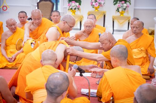 ภาพ No.144996:พิธีบรรพชา และอุปสมบท ธรรมทายาท โดยมี พระเดชพระคุณพระธรรมรัตนาภรณ์ เป็นพระอุปัชฌาย์ ยังความปลื้มปิติใจให้แก่ผู้ปกครอง และคณะญาติมิตร ณ วัดพระธรรมกายนิวเจอร์ซี  ประเทศสหรัฐอเมริกา