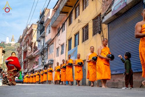 ภาพ No.213098:วันที่ 17 - 18 มีนาคม พ.ศ. 2568 คณะสงฆ์และสามเณรเดินบิณฑบาต รอบเมืองในพื้นที่ วัดสยมภูวนาถและราชวังปาตัน ณ เมืองกาฐมาณฑุ ประเทศเนปาล