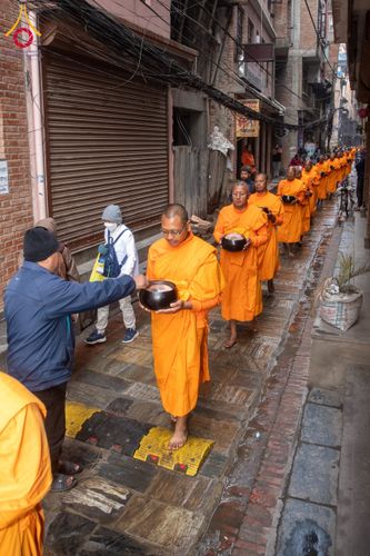 ภาพ No.132525:สามเณรเนปาล บิณฑบาต ย่านทาเมล เมืองกาฐมาณฑุ และเมืองปาฏัน ในโครงการบรรพชา 1,250 รูป ประเทศเนปาล วันที่ 20 มีนาคม พ.ศ. 2567
