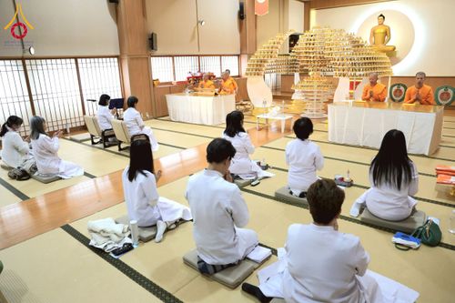 ภาพ No.213422:วันอาทิตย์ที่ 16 มีนาคม พ.ศ. 2568 พิธีบุพเปตพลี, ถวายภัตตาหาร, ปล่อยปลา วัดพระธรรมกายคานากาว่า ประเทศญี่ปุ่น