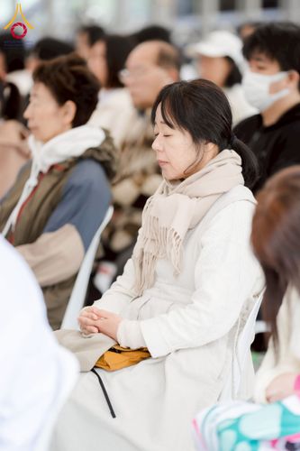 ภาพ No.220872:วันที่ 13 เมษายน พ.ศ. 2568 พิธีโปรยรัตนชาติปฐมเริ่มสถาปนาเจดีย์ และ พิธีเปิดหมู่บ้านปฏิบัติธรรม เพื่อการบรรลุธรรม ณ วัดป่าธรรมกายนานาชาติโทชิหงิ  ประเทศญี่ปุ่น