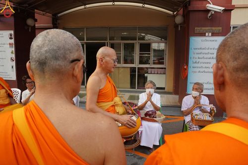 ภาพ No.136033:พระธรรมทายาท โครงการบวชพระนานาชาติ AEC & WAB ผู้บริหารรุ่นที่ 2 บิณฑบาต ณ หอฉันคุณยายอาจารย์ฯ เมืองแก้วมณี หมู่บ้านแก้วพุทธรักษา วันที่ 28 เมษายน พ.ศ. 2567