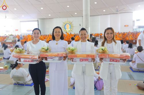 ภาพ No.162120:พิธีถวายภัตตาหารเมนูสวรรค์ เนื่องในวันออกพรรษา (ขึ้น 15 ค่ำ เดือน 11) วันพฤหัสบดีที่ 17 ตุลาคม พ.ศ. 2567 ณ หอฉันคุณยายอาจารย์ฯ วัดพระธรรมกาย