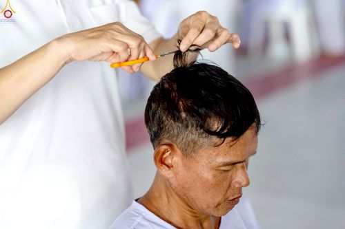 ภาพ No.248588:วันที่ 28 กันยายน พ.ศ. 2568 พิธีตัดปอยผม และปลงผม โครงการอุปสมบทบูชาธรรม 141 ปี พระมงคลเทพมุนี ณ วิหารคด วัดพระธรรมกาย